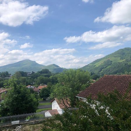 Maison D'Hotes Larraldia Uhart-Cize Екстериор снимка